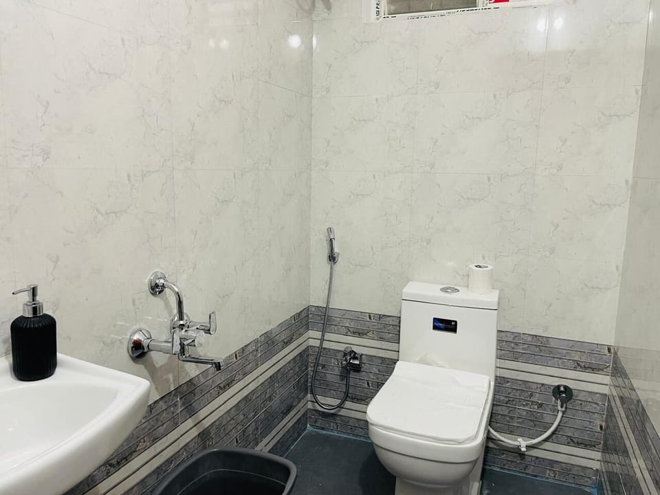 Superior Studio Suite, City View | Bathroom | Shower, hair dryer, towels