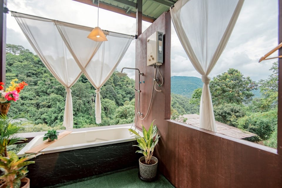 Deluxe Room | Jetted tub
