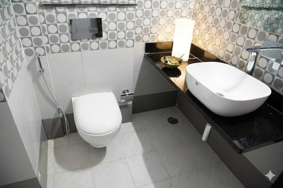 Classic Twin Room | Bathroom | Shower, free toiletries, slippers, towels