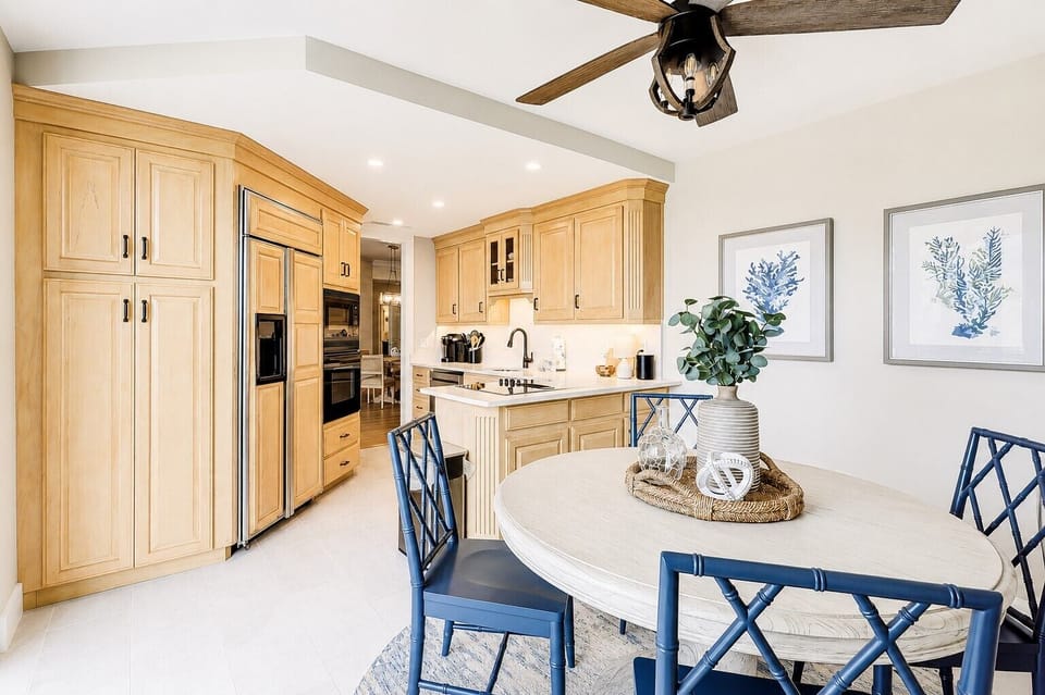 Breakfast Area & Kitchen