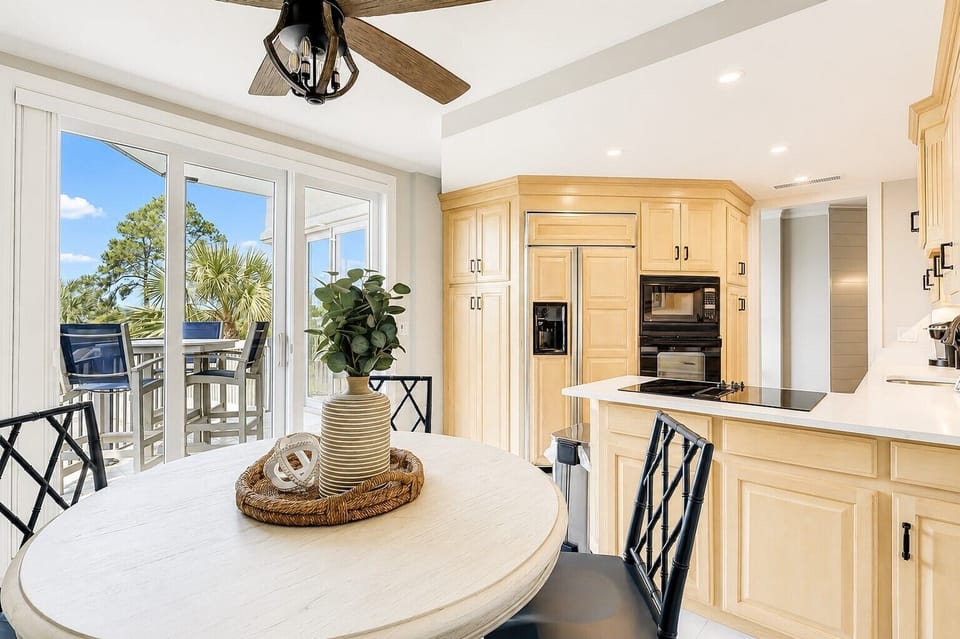 Breakfast Area & Kitchen