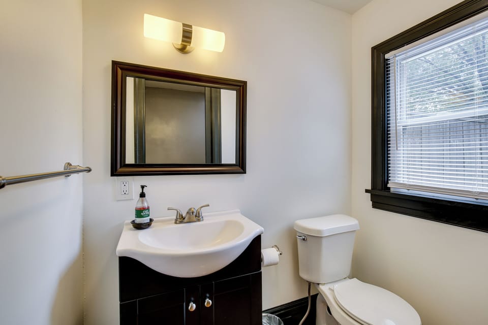 Walk to Tower Grove Park: St Louis Getaway Cottage in Tower Grove South
