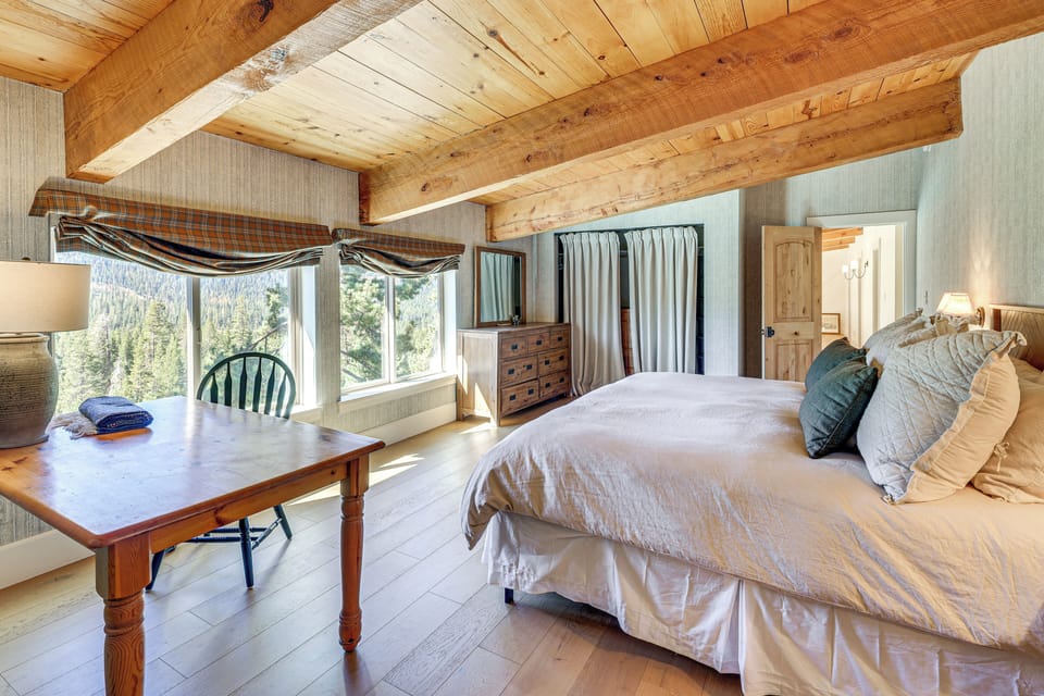 Endless Mtn Views! Group Ski Lodge at Sugar Bowl Cottage in Sierra Nevada