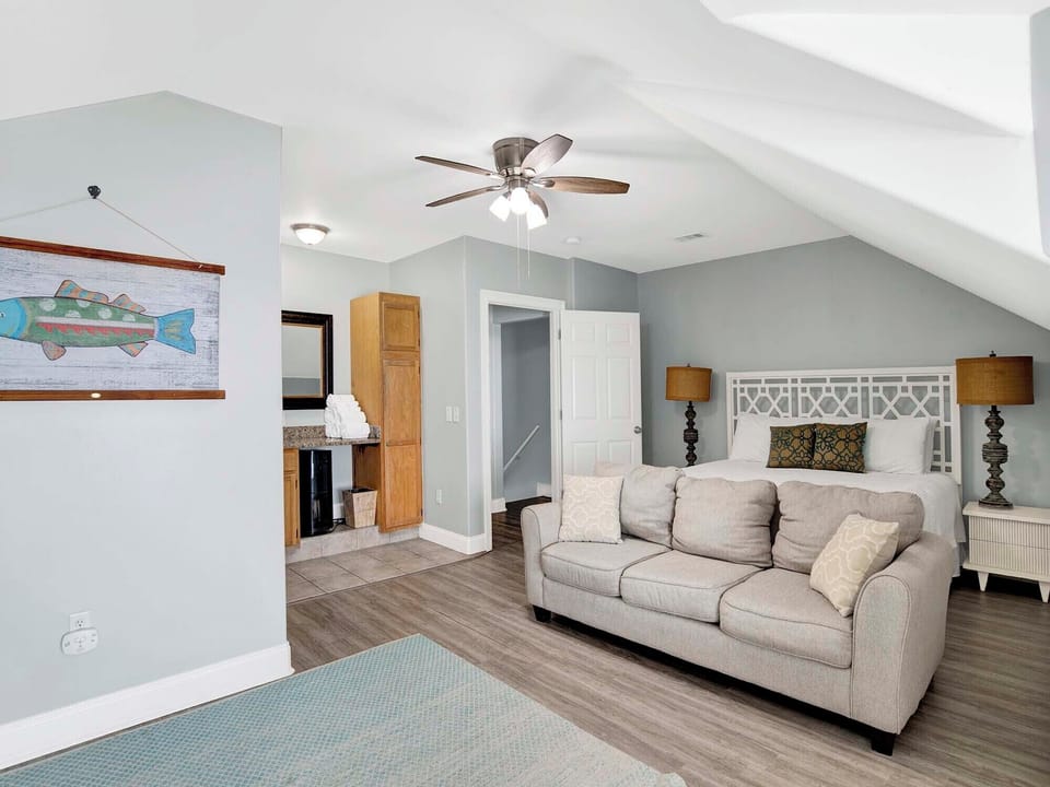 Fifth Bedroom, Fourth Floor - King