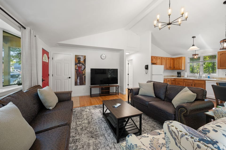Spacious vaulted-ceiling living space!