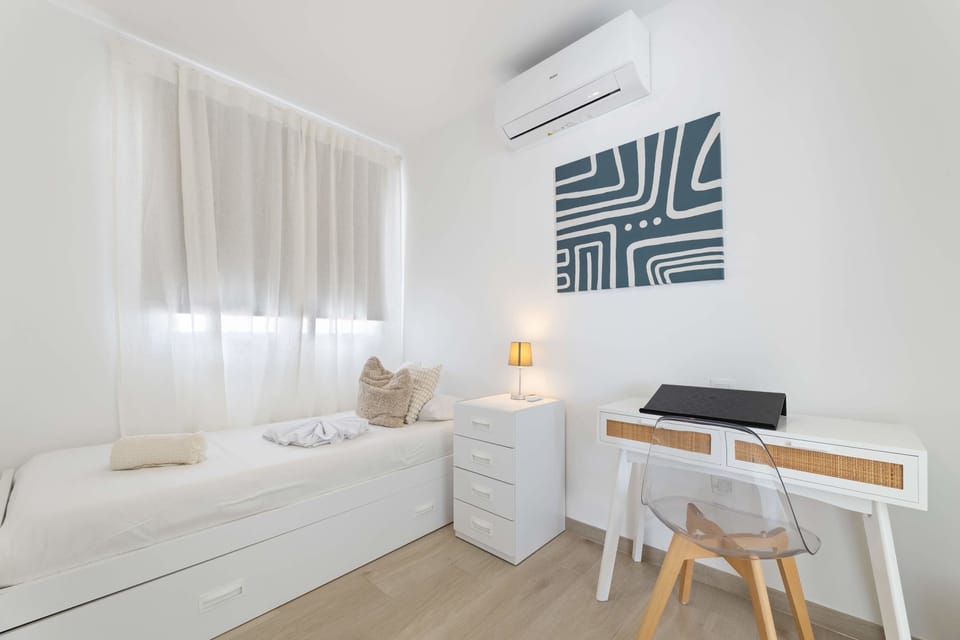 🌿 CoastLight Rooftop by Bayside · Cozy second bedroom with single bed, desk and air conditioning — perfect for work or relaxation. ✨💻