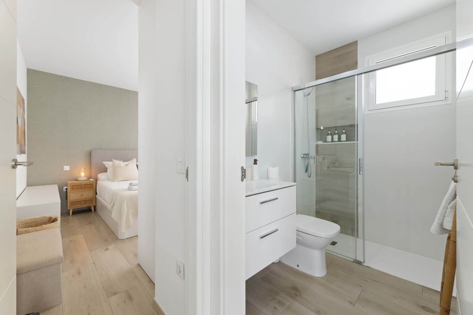 🚿 CoastLight Rooftop by Bayside · Modern bathroom with walk-in shower, next to the serene master bedroom for your comfort. ✨🛏️