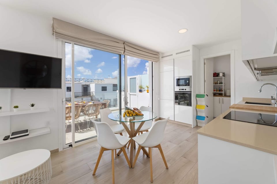 🌞 CoastLight Rooftop by Bayside · Bright open-plan kitchen and dining area with direct access to the private rooftop terrace. ✨🍴