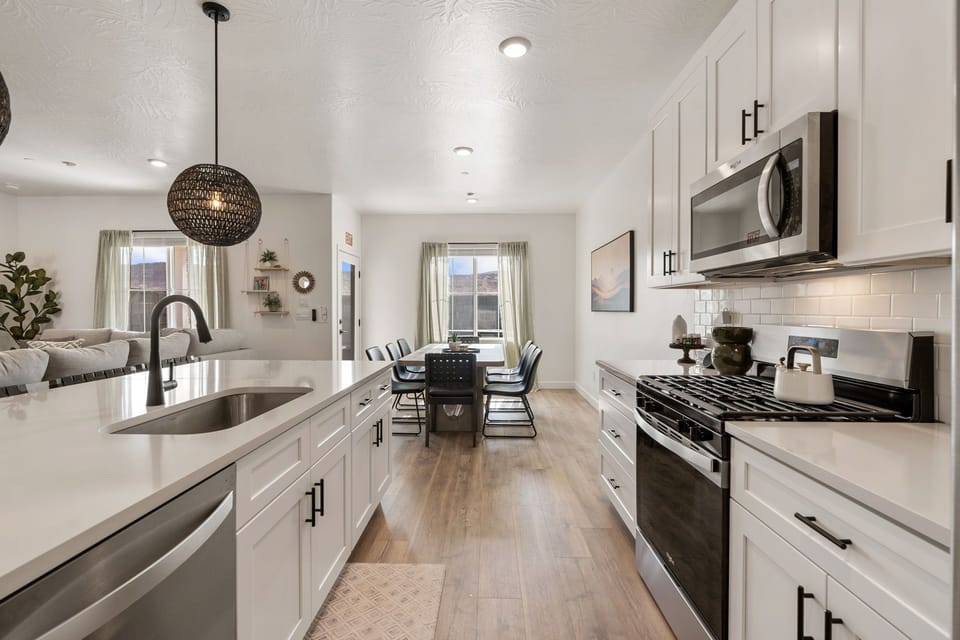Townhome, 4 Bedrooms | Private kitchen | Fridge, oven, coffee/tea maker, toaster
