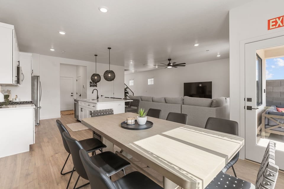 Townhome, 4 Bedrooms | Dining