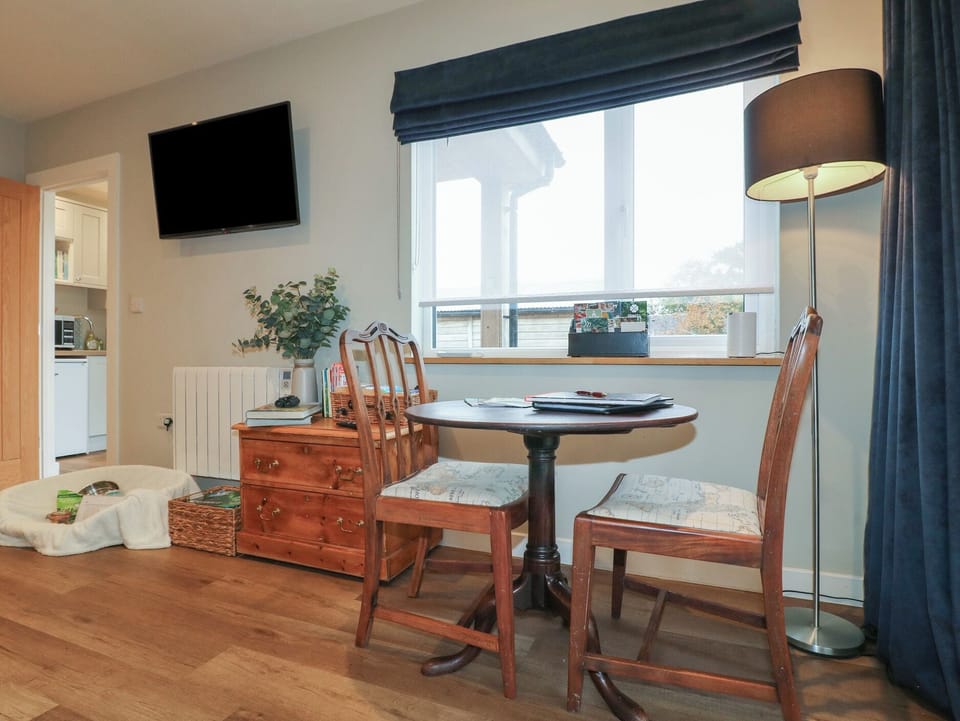 Cottage | Dining