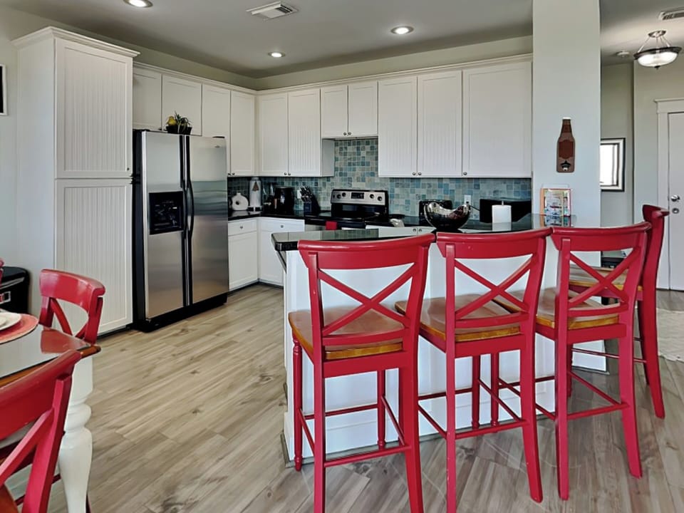 Kitchen - Countertop Seating For 4 - First Level