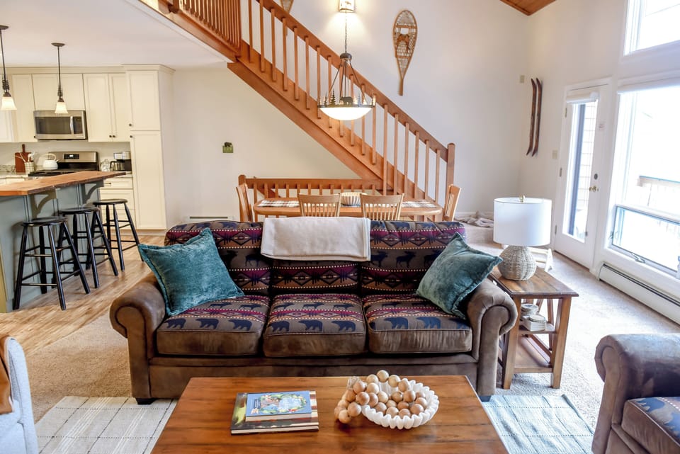 Open floor plan (yet super cozy! living area, gas fireplace + views!