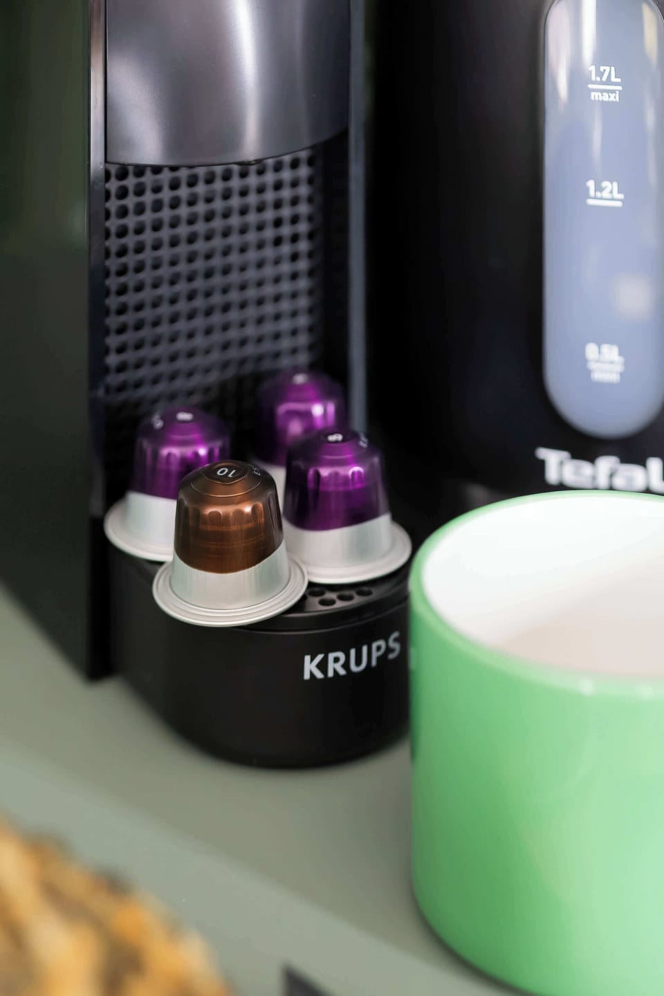 The coffee machine with capsules is ready to provide an aromatic start to the day and a moment of relaxation anytime.