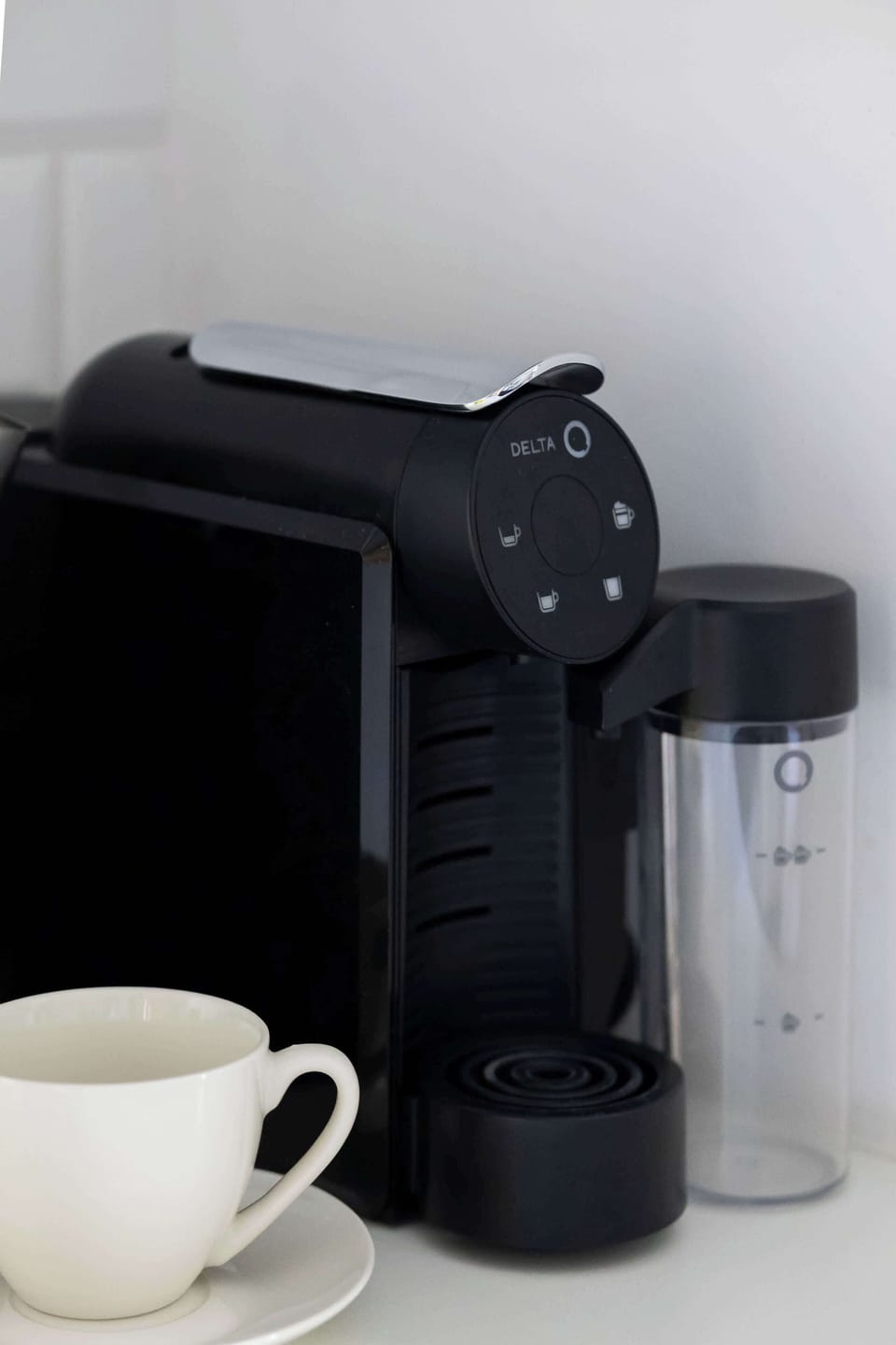 The coffee machine with cups lets you start your day with a fresh cup of coffee without leaving the apartment.