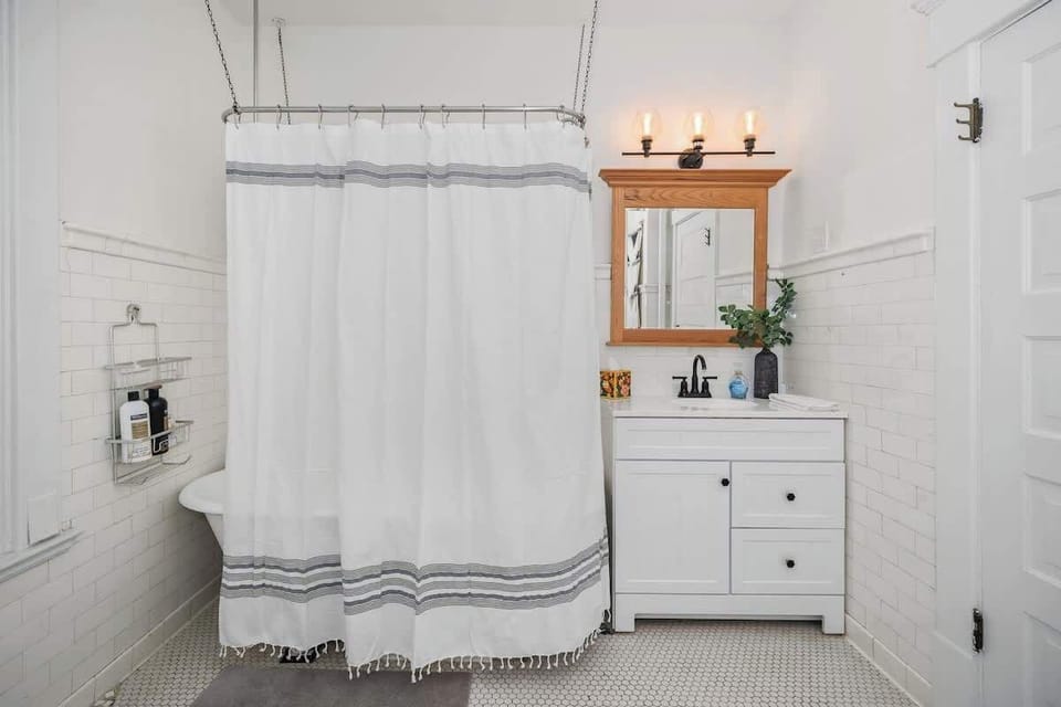 Downstairs bathroom (unit 2)