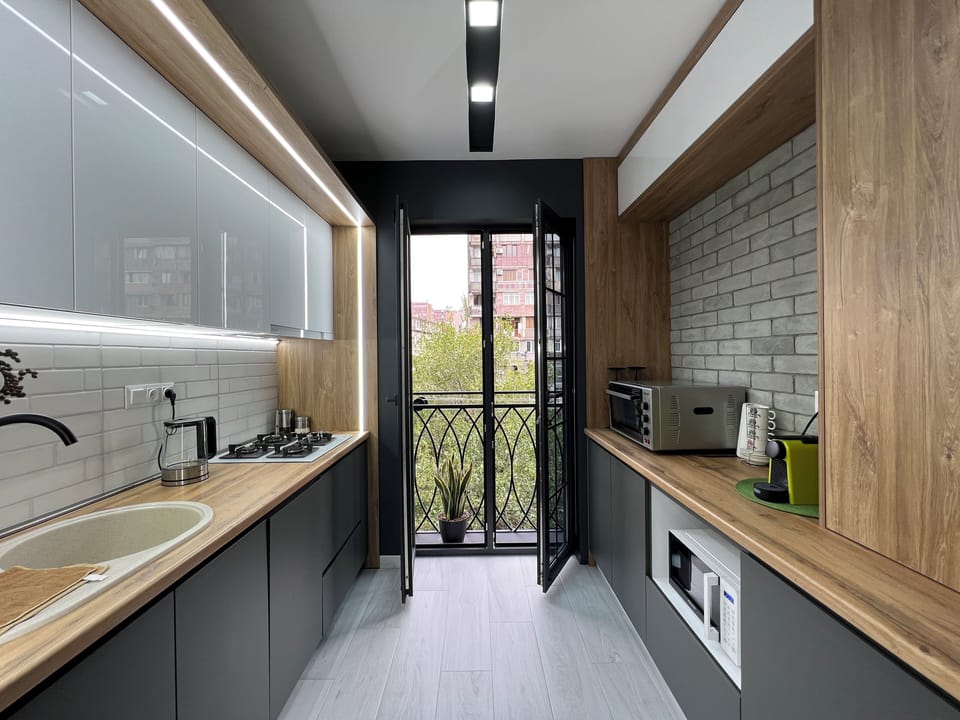 Deluxe Apartment, 2 Bedrooms | Private kitchen | Electric kettle