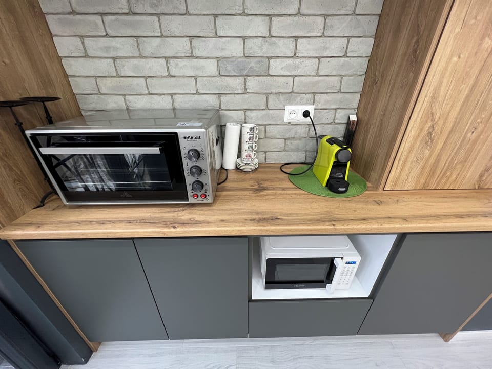 Deluxe Apartment, 2 Bedrooms | Private kitchen | Electric kettle