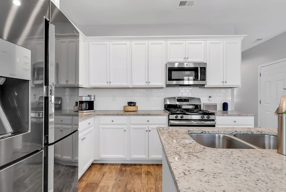 Fully equipped kitchen with everything you need to cook at home.