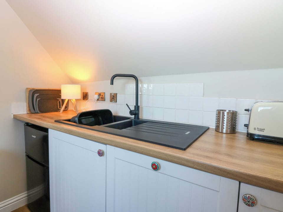 Cottage | Private kitchen | Cookware/dishes/utensils