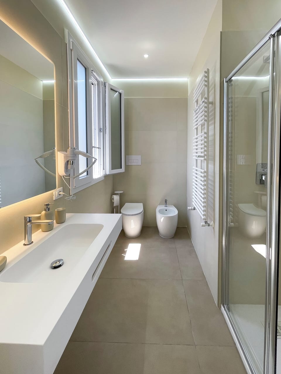 Superior Double Room, 1 King Bed, City View | Bathroom | Shower, hair dryer, bidet, towels
