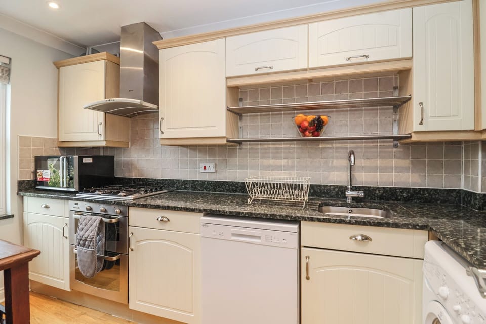Dishwasher, cookware/dishes/utensils