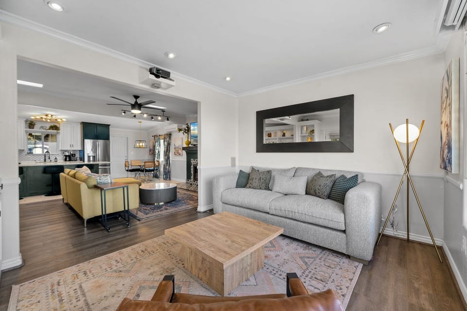Cozy sitting area with open layout flowing into the kitchen and lounge.