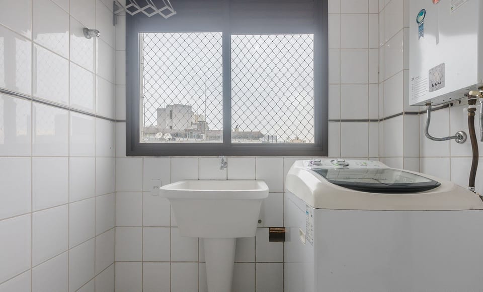 Basic Apartment | Bathroom | Shower