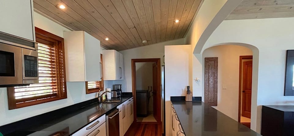 Suite, Bay View | Private kitchen | Microwave, oven, stovetop, electric kettle