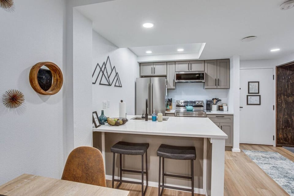Fully equipped kitchen with bar seating
