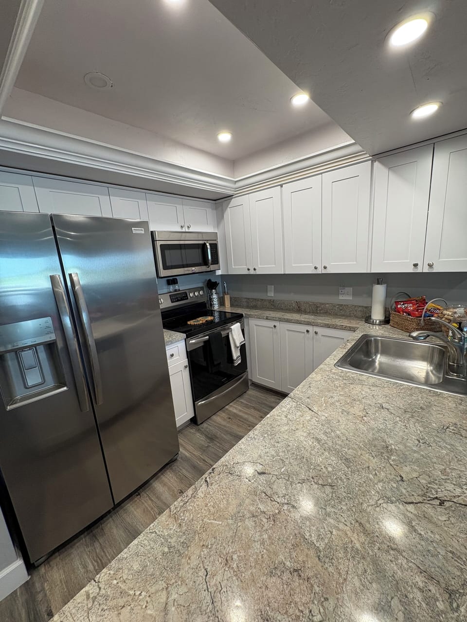 Enjoy the convenience of a fully stocked kitchen, complete with a modern touch.