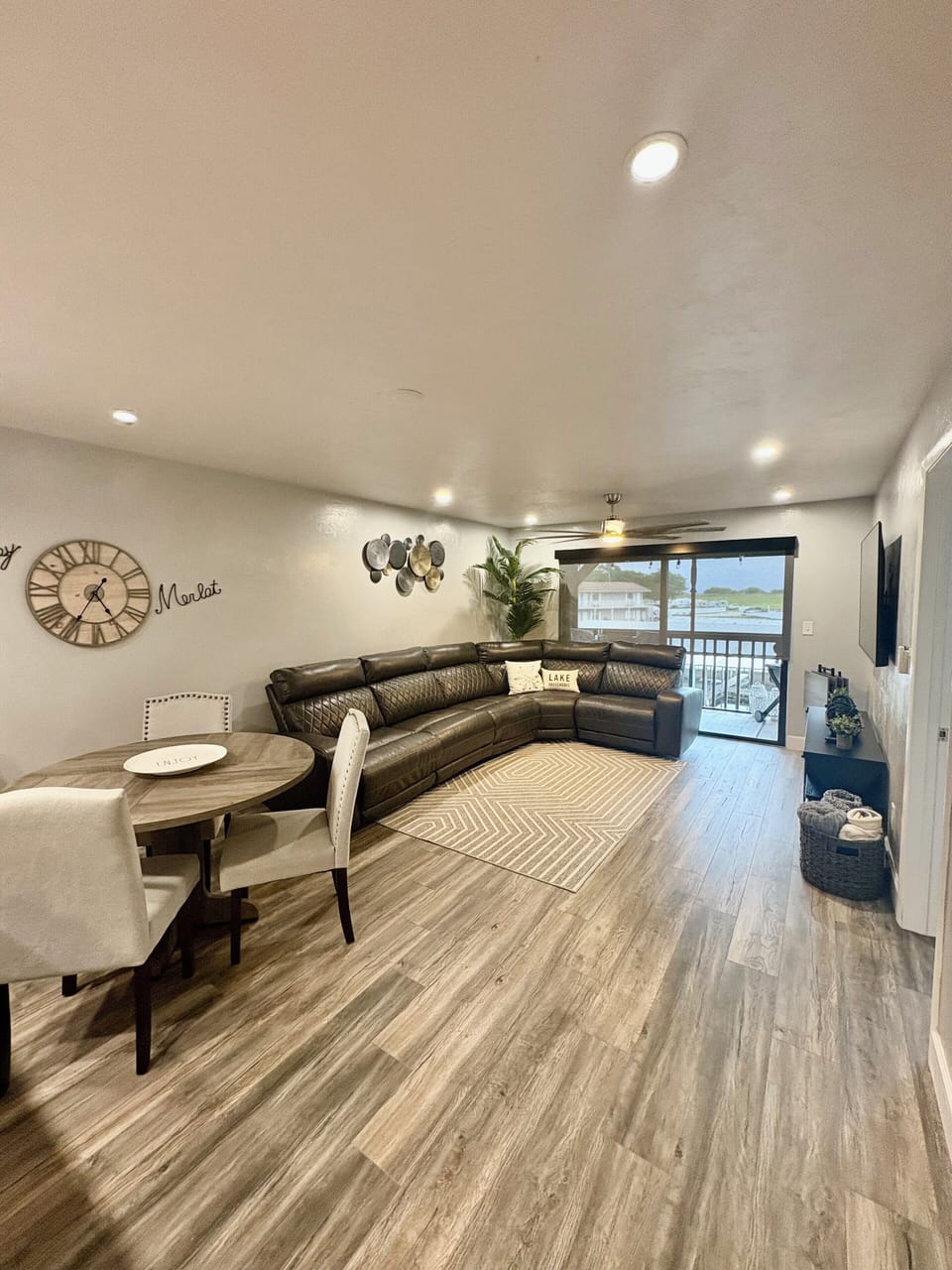 Enjoy meals or game nights in this comfortable dinning/living area. 