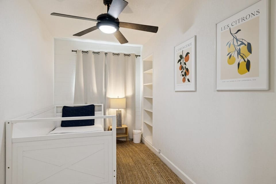 Kid`s room with 1 twin bed in the main house