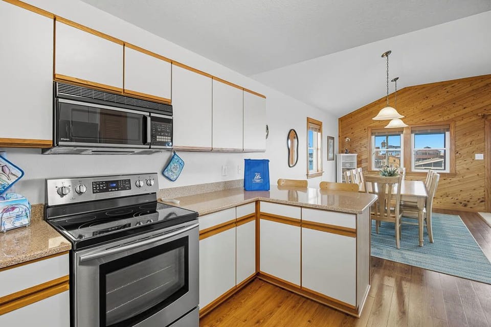 Top-Level Kitchen with Bar (seats 2)