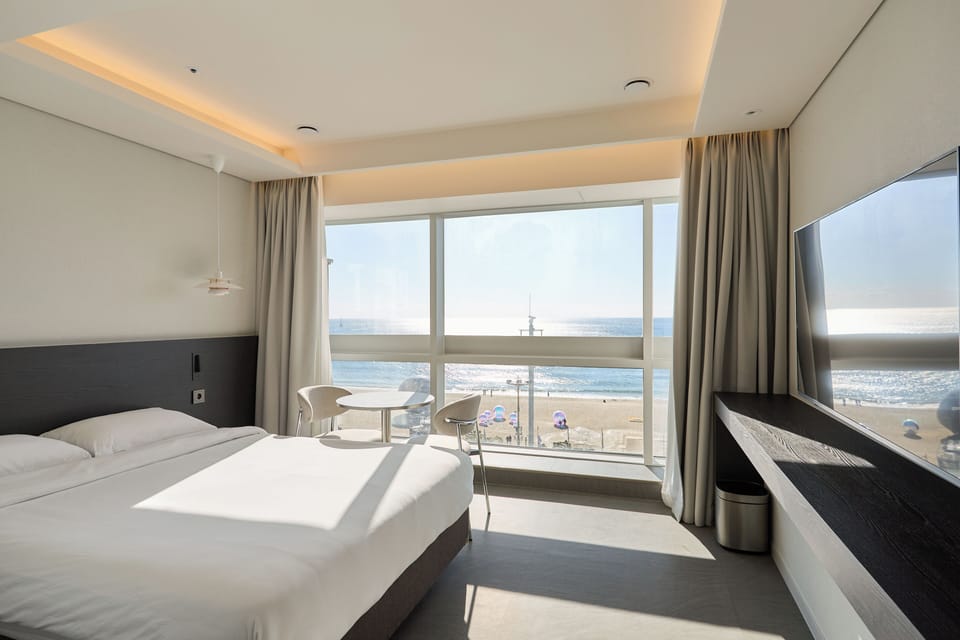 Deluxe Double Room, Beach View | Desk, soundproofing, free WiFi