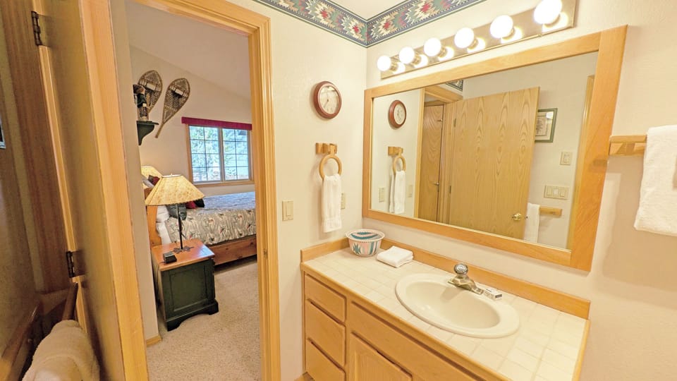 Connects to the Queen Bedroom