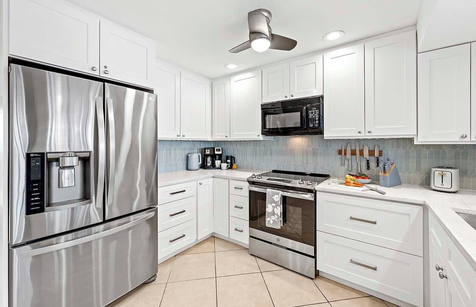 Stainless Appliances and Fully Equipped Kitchen
