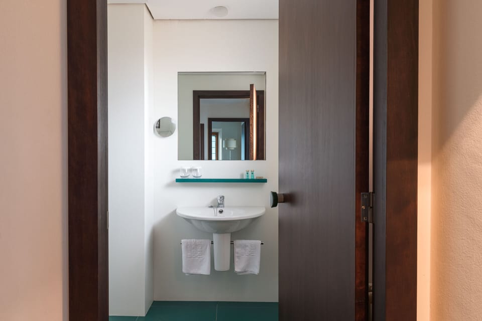 Suite | Bathroom | Combined shower/tub, jetted tub, free toiletries, hair dryer