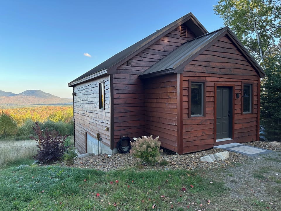 Panoramic views and garage parking in detached garage