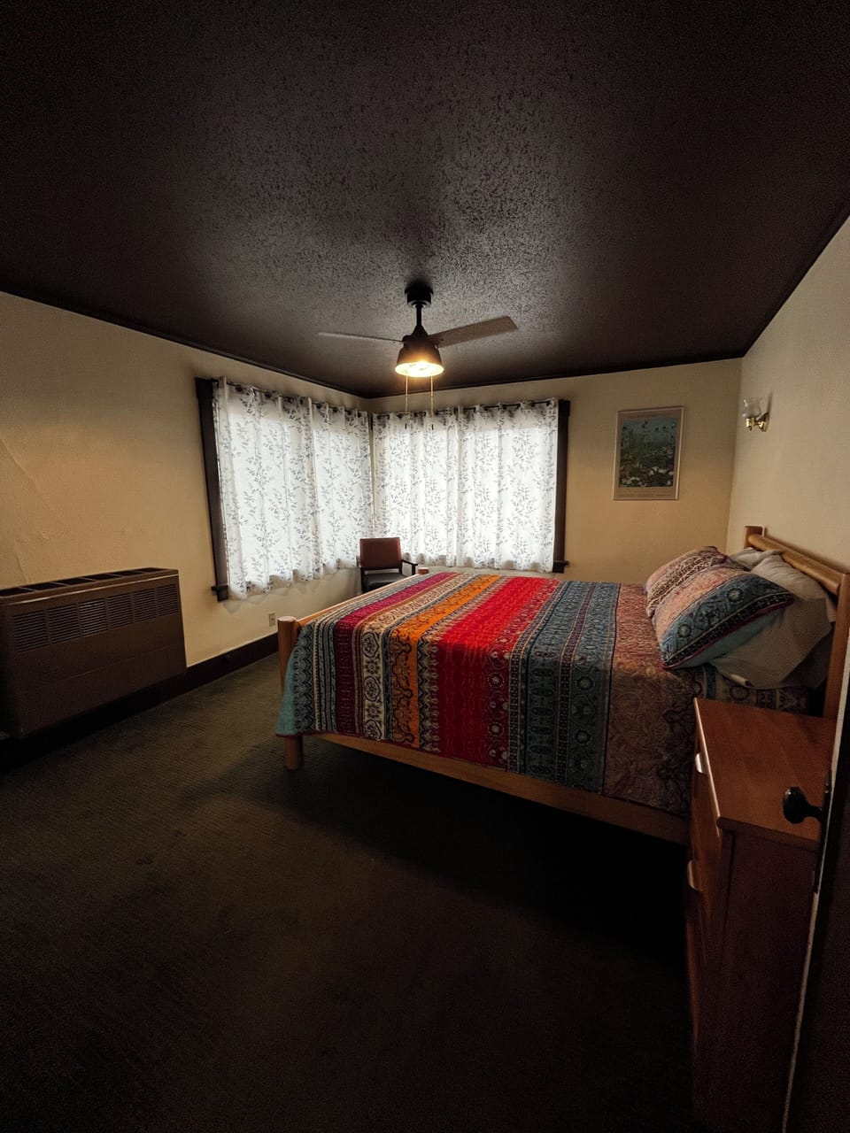 Bedroom w/ Queen Bed