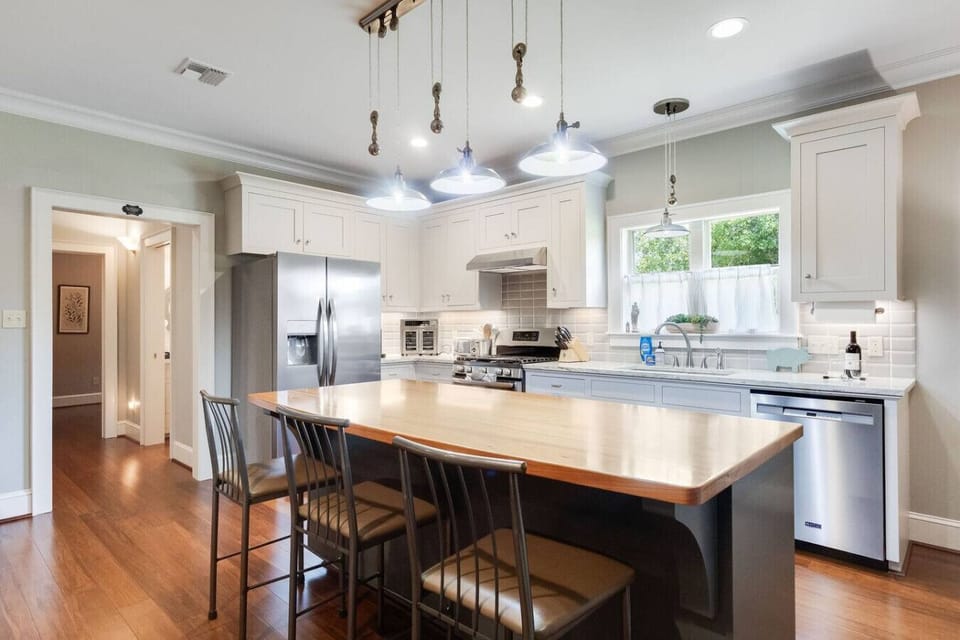 Full kitchen for all your cooking needs