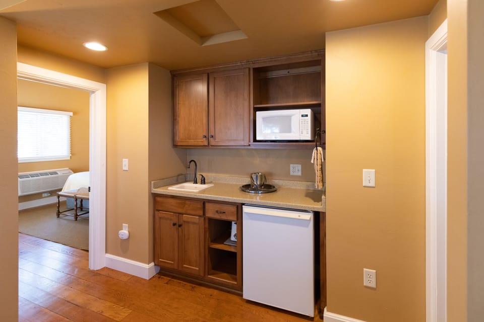 Deluxe Two Bedroom Cottage | Private kitchenette | Fridge, microwave, coffee/tea maker, dining tables