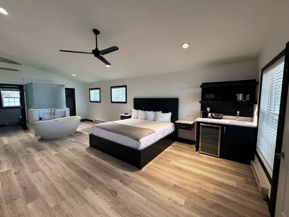 Premier Cabin, 1 King Bed, Patio, Lake View | Premium bedding, iron/ironing board, free WiFi, bed sheets