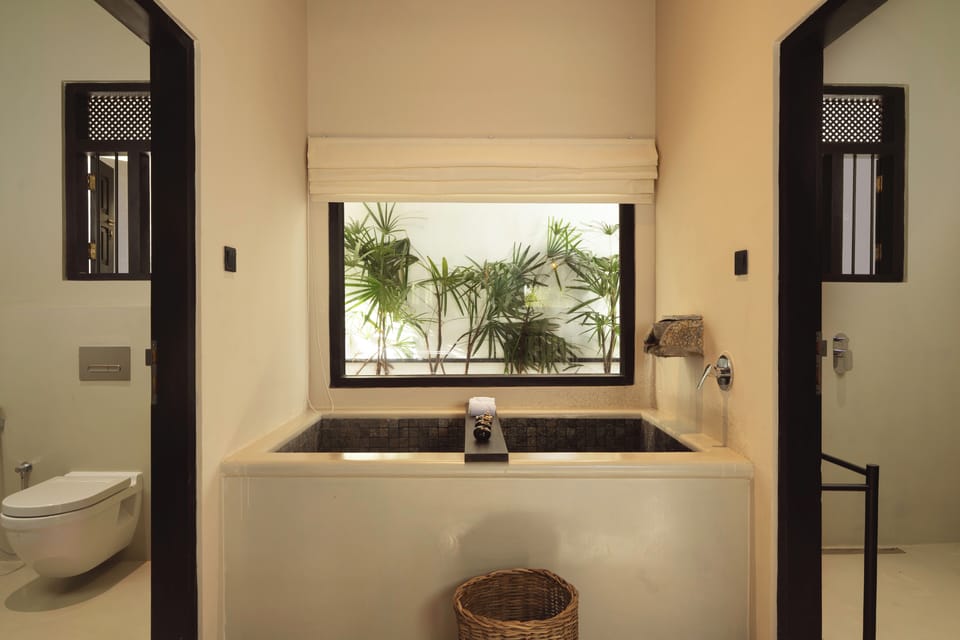 Deep soaking bathtub