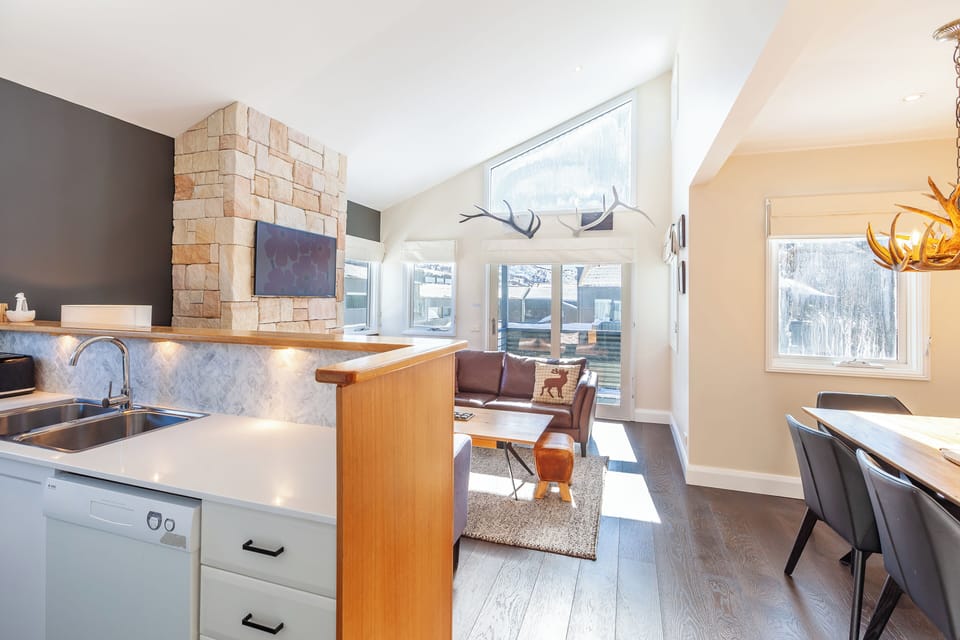 Family Chalet (Sleeps 5) | Living area