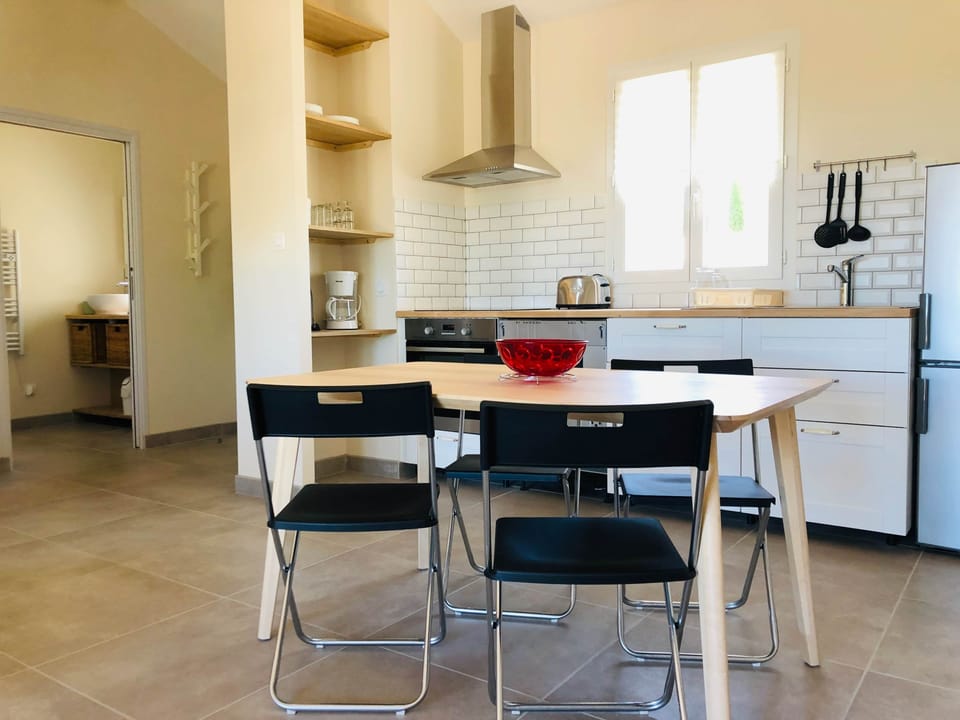 Salle de séjour et cuisine ouverte sur l'extérieur