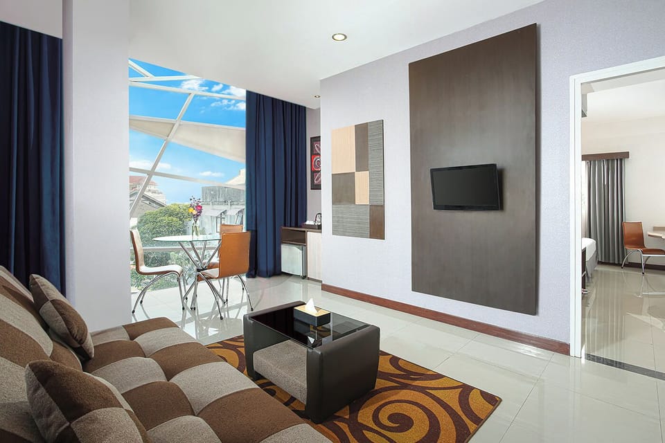 Junior Suite | In-room safe, desk, laptop workspace, soundproofing