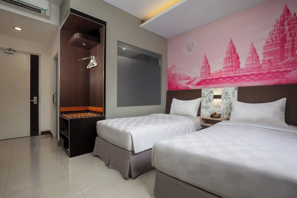 Deluxe Twin Room | In-room safe, desk, laptop workspace, soundproofing