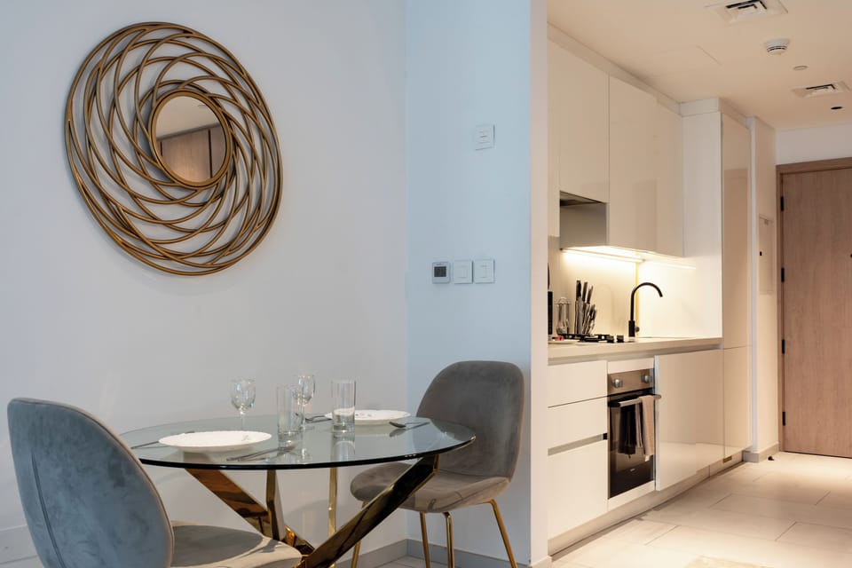 Deluxe Studio, Balcony, City View | In-room dining