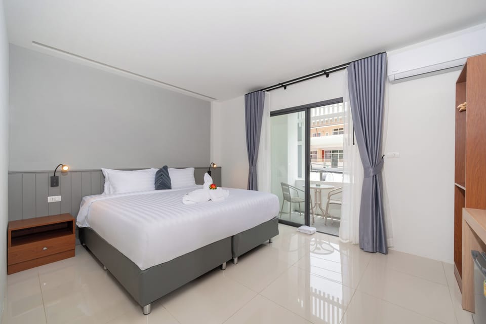 Deluxe Double Room, Balcony | Free WiFi, bed sheets